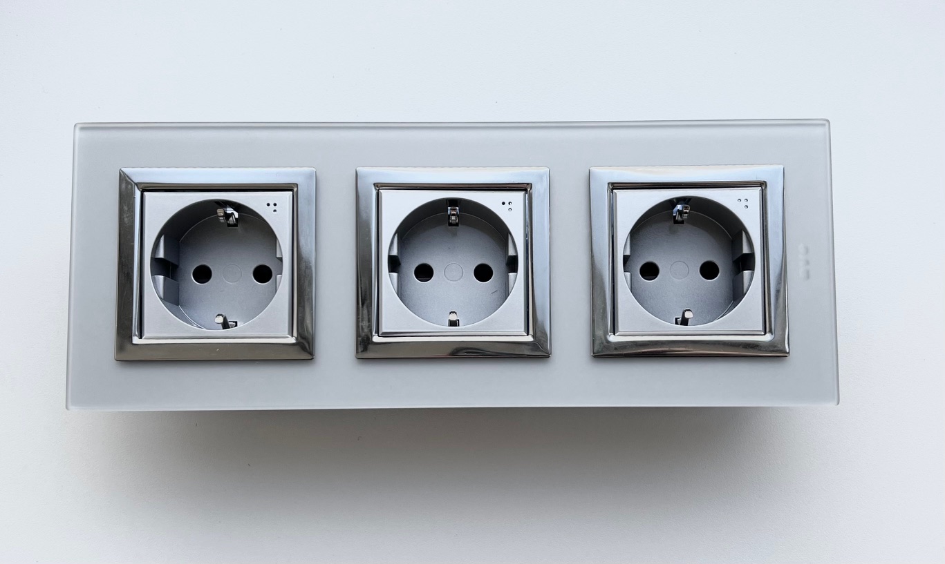 Silvergray Socket VERA glas 3-gang AVE